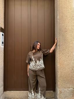 BLUSA MARRON FLORES BORDADA