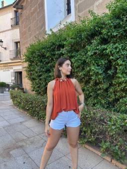 BLUSA NARANJA PIEDRAS CUELLO